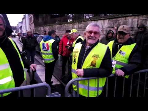 Vesoul : des manifestants sous les fenêtres de la préfecture