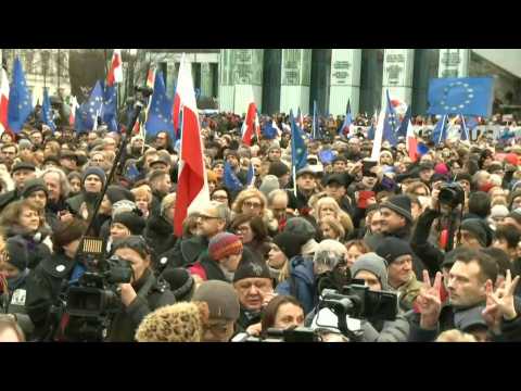 Thousands rally Warsaw against controversial judicial bill