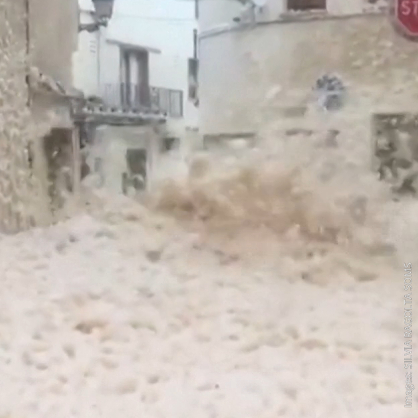 VIDEO. Tempête Gloria : Des rues envahies de mousse marine près de Barcelone