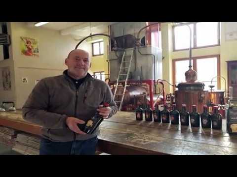 Ladistillerie Pernot édite 10 séries limitées de 1.000 bouteilles avec des étiquettes de Modigliani pour commémorer le centenaire de sa mort