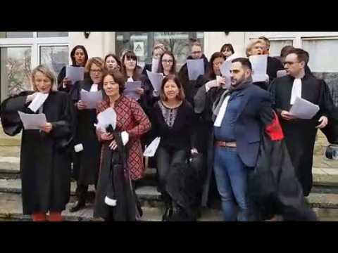 Thionville : les avocats chantent contre la réforme des retraites
