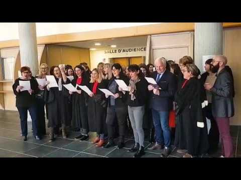 Besançon : les avocats en grève parodient un autre monde de Téléphone