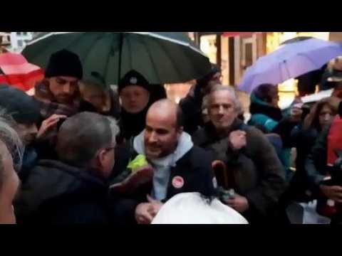 Éric Alauzet face aux manifestants devant sa permanence