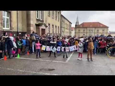 Les élèves de l'école du Centre de Forbach accueillent le champion Loris Frasca  au son de "I will survive"