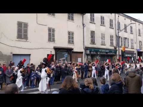 Les Gars de Joux défilent chez les conscrits de Villefranche-sur-Saône
