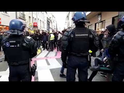 Nancy : face à face gendarmes manifestants à l'angle de la rue saint jean et des Ponts
