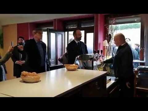Le Premier ministre Édouard Philippe et le ministre de l'Intérieur Christophe Castaner sont arrivent au café-restaurant "Le Petit Campagnard" à Girancourt