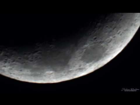 Il filme un avion dans un croissant de lune près de Vittel