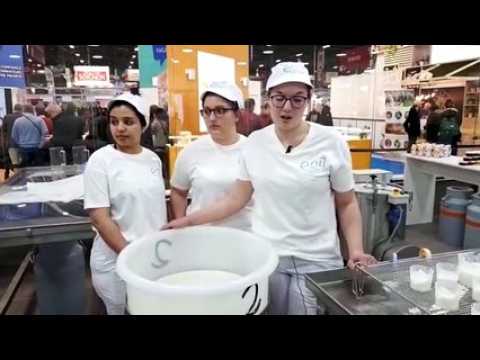 Salon de l'agriculture : les élèves de Poligny produisent en direct sur la laiterie éphémère