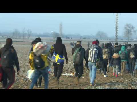 Turkey: Migrants walk towards border