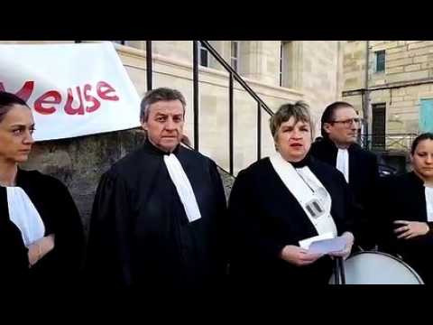 Les avocats du barreau de la Meuse manifestent devant le palais de justice de Bar-le-Duc