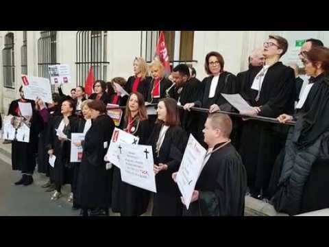 Les avocats en grève à la cour d'appel de Nancy chantent Bella Ciao