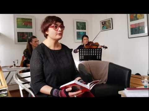 Quand un violon et un alto accompagnent la lecture d'un livre