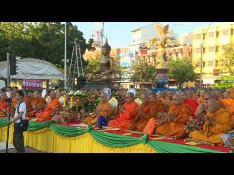 10,000 Thai monks pray one week after mass shooting in Bangkok