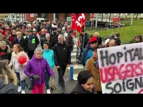 Au coeur du cortège des 250 manifestants  pour l’hôpital de Remiremont