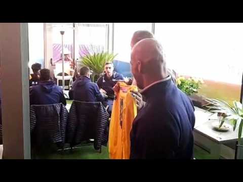 Football - La remise du maillot du SAS au gérant des Moulins Bleus