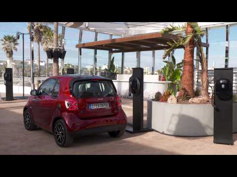 smart EQ fortwo in carmine red Driving Video