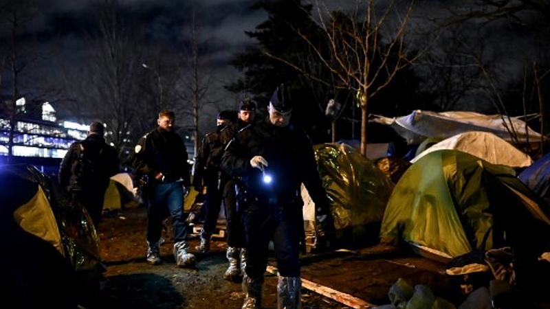 Évacuation d'un camp de migrants parisien : mise à l'abri ou opération de communication ? (Euronews FR)