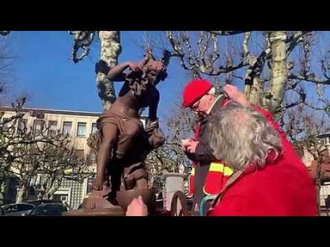 Manifestation à Montbéliard : la statue de la place Ferrer devient borgne
