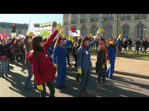 Flash-mob livens up anti-pension reform march in Bordeaux