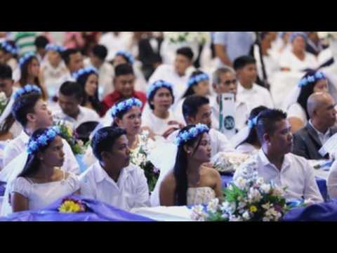 Couples defy fear of coronavirus to attend mass weddings in Philippines