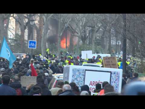 Tense yellow vest protest in Paris (2)