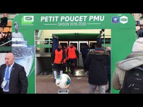 Football (Coupe de France) : le soleil fait son apparition au moment de l'entrée des joueurs de la JS Saint-Pierroise sur la pelouse d'Epinal pour l'échauffement