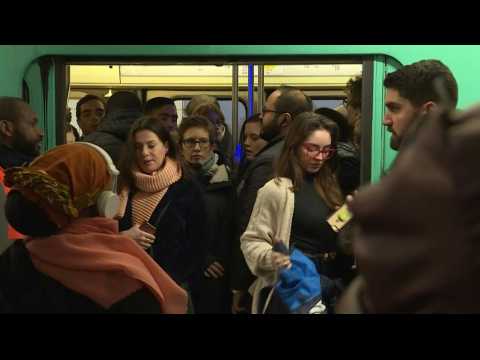Service resumes steadily on Paris metro network