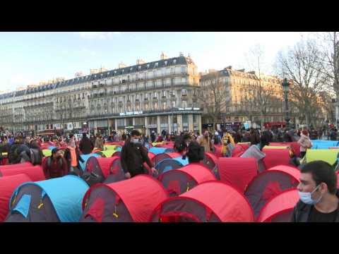 New migrant camp set up in central Paris