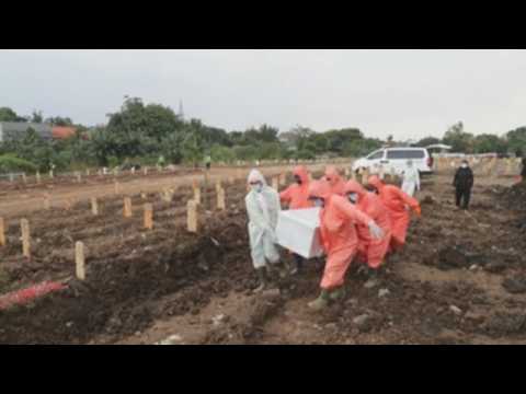 COVID-19 victims buried in Jakarta