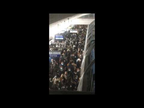 Paris metro station overcrowded following 'mechanical failure'