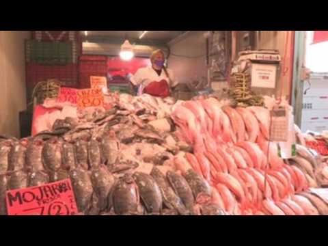 Seafood market in Mexico City crowded in Lent despite pandemic