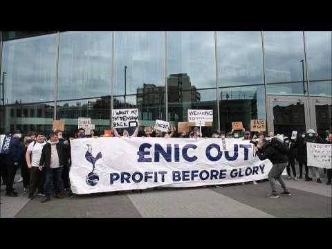 Tottenham fans demonstrate outside stadium amid Super League chaos