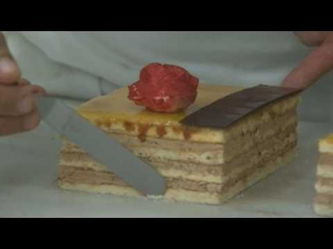 Pastry chefs finalize their preparations for the celebration of Sant Jordi