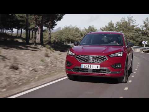 The new SEAT Tarraco e-HYBRID FR in Merlot Red Driving Video