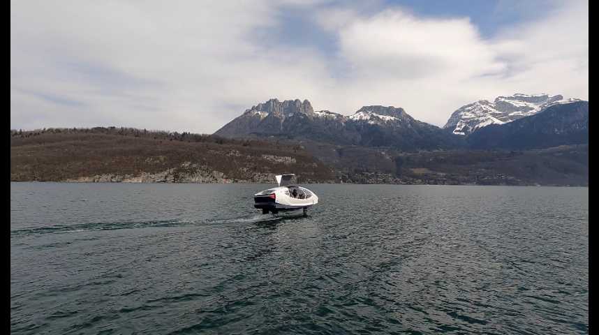 Le bateau volant SeaBubbles s'apprête à décoller sur le lac d'Annecy