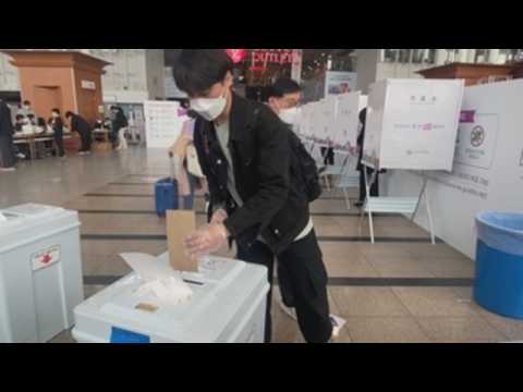 Early voting of mayoral by-election in Seoul