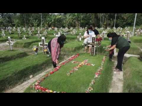 Hundreds visit the graves of their relatives in Covid-19 cemetery in Medan