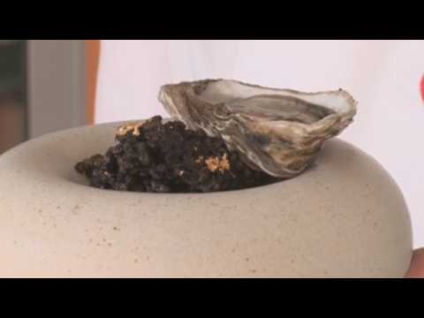 Rice with 24K gold and oysters, a luxurious recipe by a Valencian chef