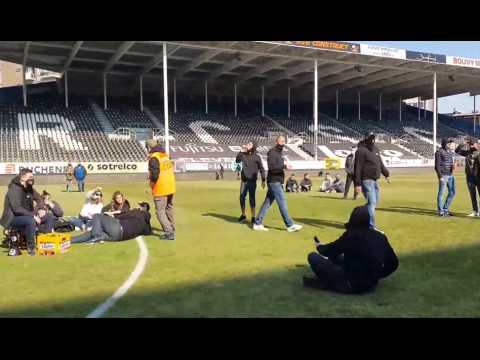 Le stade de Charleroi envahi par des supporters furieux