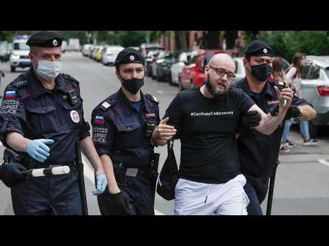 Ivan Safronov: Dozens arrested in Moscow protest against ex-journalist's treason charges