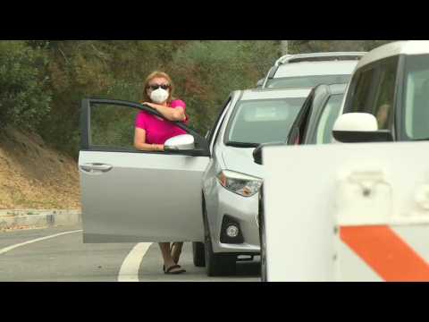 Los Angeles: people line up in their cars to get tested for coronavirus