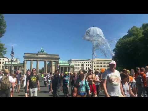 Berlin: Thousands on the street against anti-coronavirus measures