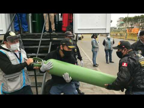 Mobile unit fills patients' oxygen tanks in Lima