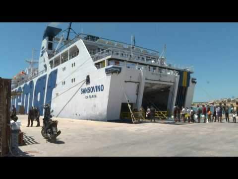 Lampedusa: 250 migrants board ferry to Porto Empedocle, Sicily