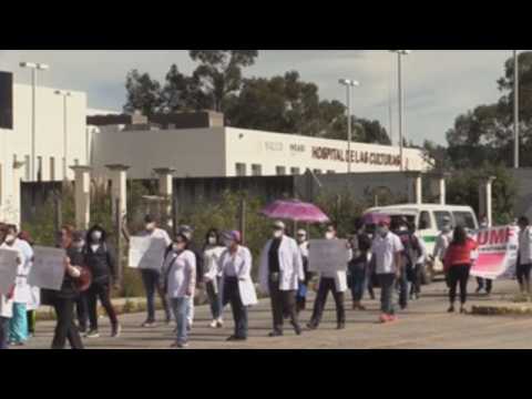 Mexican health workers protest for freedom of accused doctor