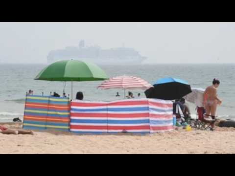 UK beaches packed due to high temperatures