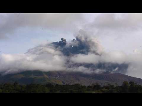 Indonesia's Mt Sinabung erupts again, triggers flight warning
