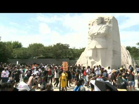 Thousands gather at MLK Memorial in US capital as march begins