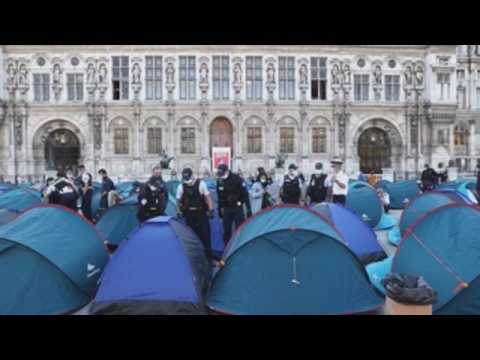 A hundred migrant families demand dignified accomodation in Paris